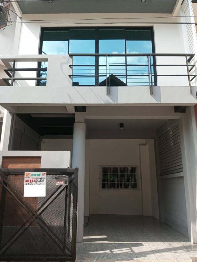 ขาย : ทาวน์เฮ้าส์ 3 ชั้น,เนื้อที่ 20 ตรว. ,หมู่บ้านปั้นทองนิเวศน์ 3 ถ.ลาดปลาเค้า ซอย 76  2