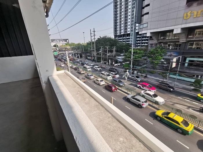 เจ้าของขายเอง ตึกติดถนนใหญ่เพชรบุรีตัดใหม่เยื้องซอยตรงข้ามเข้าทองหล่อ พื้นที่ตึก2ห้อง 3 ชั้นครึ่ง 4