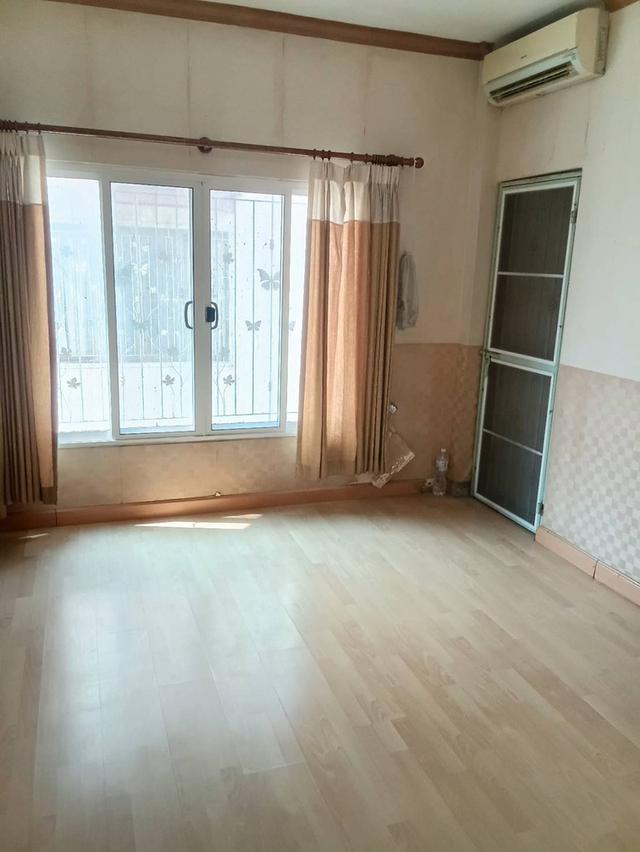 ขายด่วน ทาวน์เฮ้าส์ 2 ชั้น พร้อมอยู่ โครงการ: ม.รุ่งกิจ วิลล่า11 ร่มเกล้า ราคาพิเศษ 11