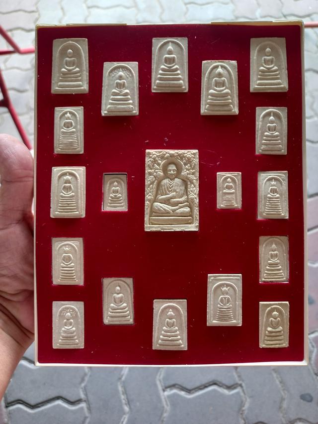 พระเนื้อผงพุทธคุณ สมเด็จขุมทรัพย์รับโชค ที่ระลึกในการสร้างมหาวิหารถวาย สมเด็จพระพุฒาจารย์ (โต พรหมรังสี) จ.นครราชสีมา กล่องมีลายเซ็นต์ สรพงศ์ ชาตรี รูปย่อยที่ 2