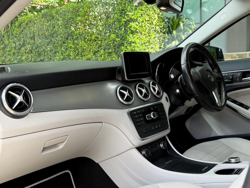 2016 BENZ GLA 200 รถมือเดียวออกป้ายแดง วิ่งน้อยเพียง 80,000 กม รถเข้าศูนย์ตรงระยะ ไม่มีอุบัติเหตุครับ 12