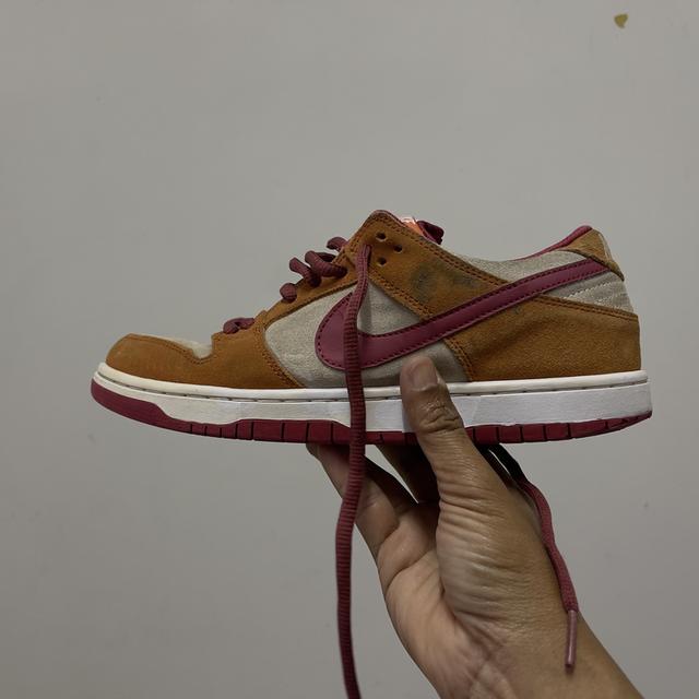 รองเท้า Nike Dunk Low (SB) โทนสีน้ำตาล–ขาว–แดงไวน์ รูปที่ 2