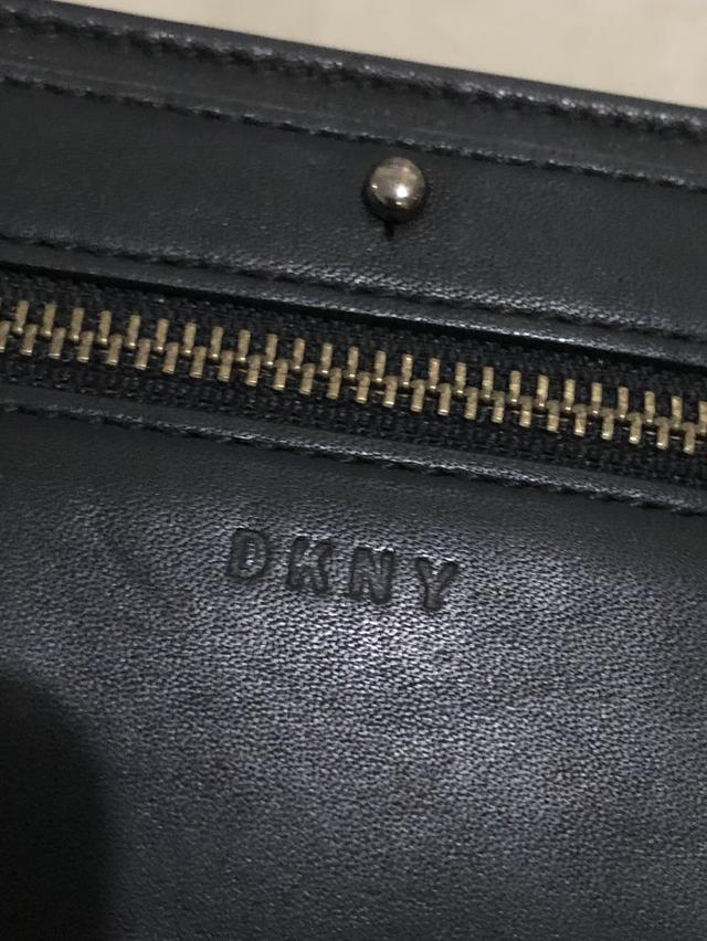 กระเป๋าสะพายหนังแท้แบรนด์DKNY รูปที่ 2