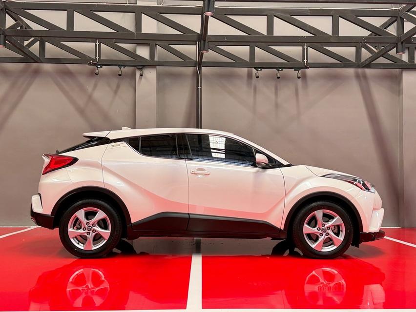 2019 TOYOTA CHR 1.8 MID รุ่น TOP เบนซิน รถมือเดียวออกป้ายแดง รถวิ่งน้อย สภาพป้ายแดง รถไม่เคยมีอุบัติเหตุ รูปที่ 2