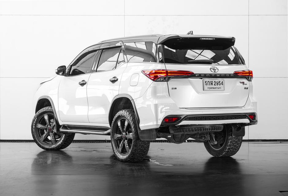 2016 TOYOTA FORTUNER 2.8 TRD Sportivo 4WD สีขาว ไมล์ 137087 กม.