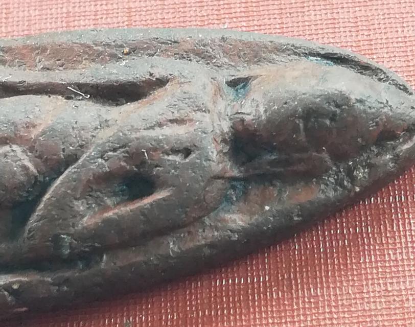 พระกำแพงบิด หรือ พระกำแพงลีลาเหิร เนื้อดินเผา กรุเจดีย์กลาง ทุ่งเศรษฐี (นครชุม) กำแพงเพชร 5