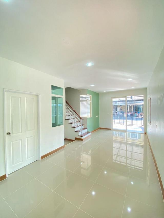 ขายทาวน์เฮาส์ 2 ชั้น เนื้อที่ 27.1 ตร.วา หลังมุม หมู่บ้านเดอะโกลเด้น ทาวน์ อ่อนนุช-พัฒนาการ ซ.7/4 ซอยอ่อนนุช 65 แขวงประเวศ เขตประเวศ กร 4