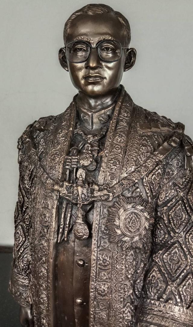 579.พระบรมรูปหล่อในหลวงรัชกาลที่ 9 พระบาทสมเด็จพระปรมินทรมหาภูมิพลอดุลยเดช (รมดำ) 3
