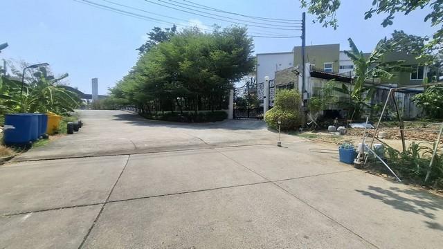 ขายที่ดินถมแล้ว 313 ตรว.ใกล้ทางเข้า-ออกถนนบางนา-ตราด 26โครงการรอยัล เพลส ด้านหลังติดวิวน้ำ ต้นไม้ล้อมรอบ บรรยากาศดี สมุท 4