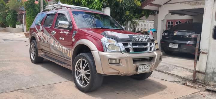 Isuzu Adventure Master สีแดง