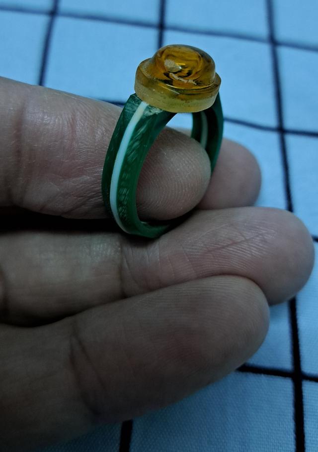#แหวนหัวน้ำมันเดือด(แหวนวงค์สีเขียวเหนี่ยวทรัพย์)เป็นพลาสติกแบบนี้เป็นแหวนยุคแรกๆของหลวงปู่ครับ #ถือว่าเป็นวัตถุมงคลหรือเครื่องราง รูปที่ 2