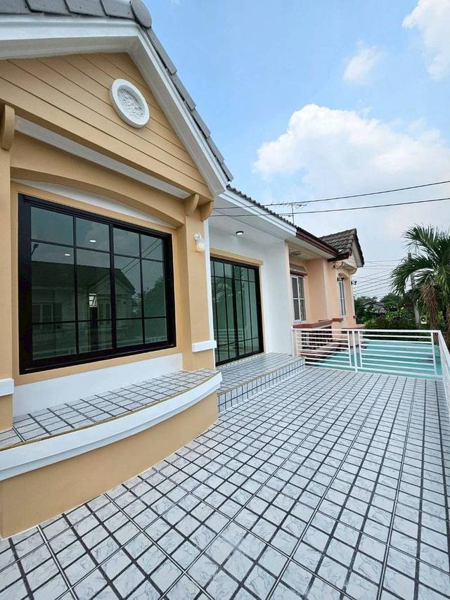 หมู่บ้านบุศรินทร์ ถนนบ้านกล้วย-ไทรน้อยทาวน์เฮาส์ 2  ชั้น มีระเบียงด้านหน้า ในโครงการ L&H ทำเลซอยบ้านกล้วย ใกล้รถไฟฟ้า 19