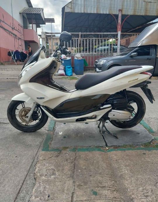 Honda รุ่น PCX สีขาว 3