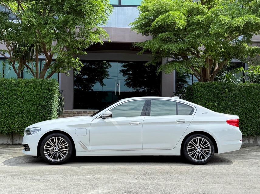 2020 BMW 530e G30 รถมือเดียวออกป้ายแดง รถวิ่งน้อย เข้าศูนย์ทุกระยะ ไม่เคยมีอุบัติเหตุครับ 4