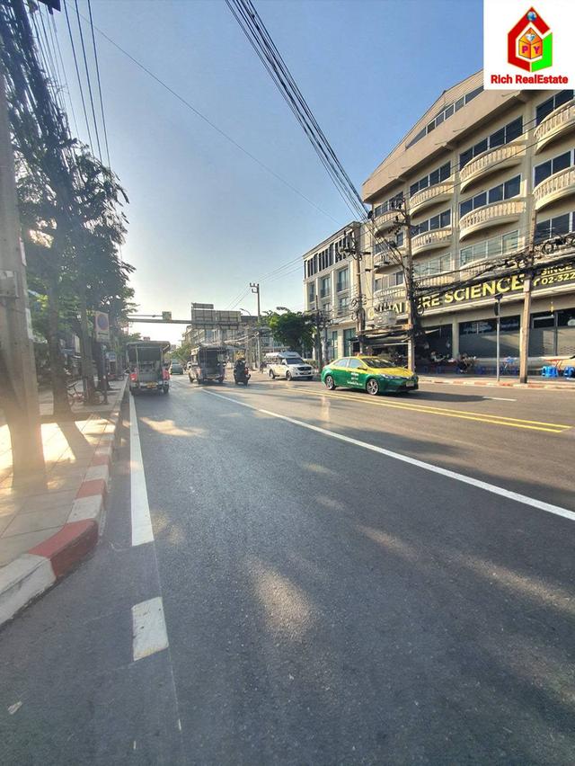 ขายถูกที่ดินเปล่า ซอยอ่อนนุช54 เข้าซอยมาประมาณ 450 ม.  เนื้อที่ 256 ตรว. แปลงที่ดินสวย ทำเลดี แหล่งชุมชน ใกล้รถไฟฟ้าสายสีเหลือง สภานีศรีนุช 10