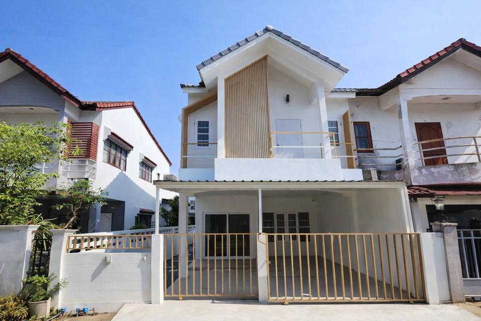 ขายบ้านแฝดมือสอง หมู่บ้านศุธาวัลย์ (Suthawan) เพียง 3 นาทีถึงรถไฟฟ้าสายสีม่วงสถานีบางพลู ใกล้ตลาดเจ้าพระยา และเซ็นทรัลเวสต์เกต 1