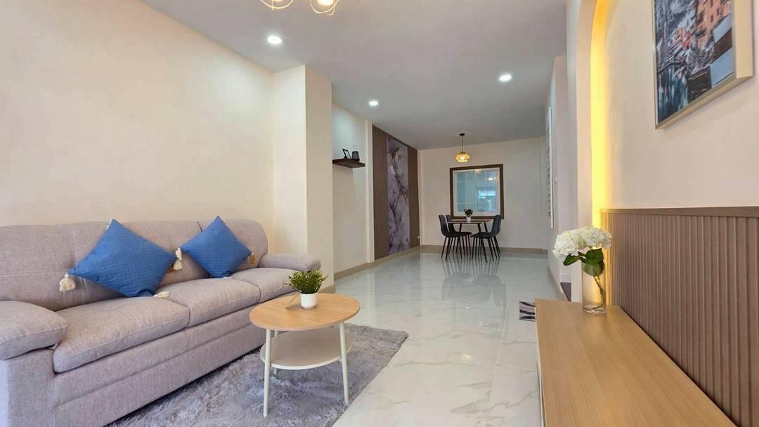 หมู่บ้านเปี่ยมสุข-บางใหญ่  ซอยกันตนาทาวน์เฮาส์ 2 ชั้น ตกแต่งใหม่พร้อมอยู่ ทำเลบางใหญ่ 7