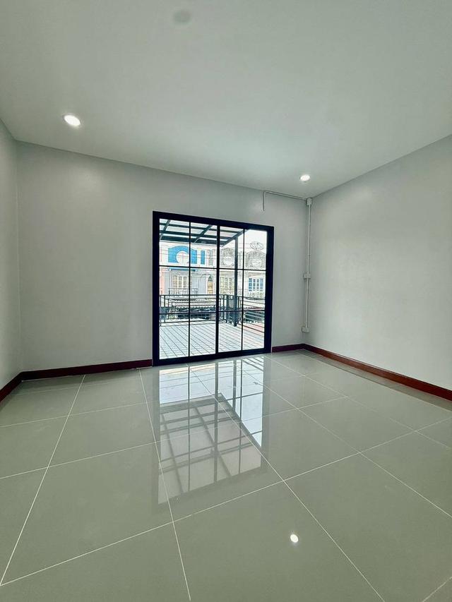 หมู่บ้านสิรารมย์ บ้านกล้วย-ไทรน้อย บางบัวทอง ทาวน์เฮาส์ 2 ชั้น ตกแต่งใหม่พร้อมอยู่  มีระเบียงด้านหน้า โครงการของแลนด์&เฮ้าส์ 14