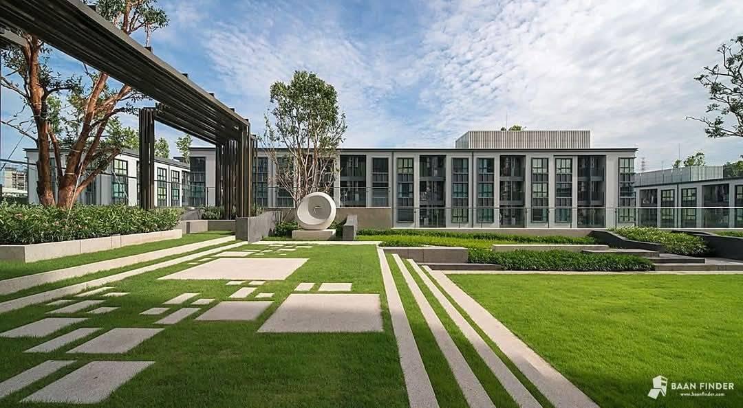 Notting Hill Condo Sriracha 20