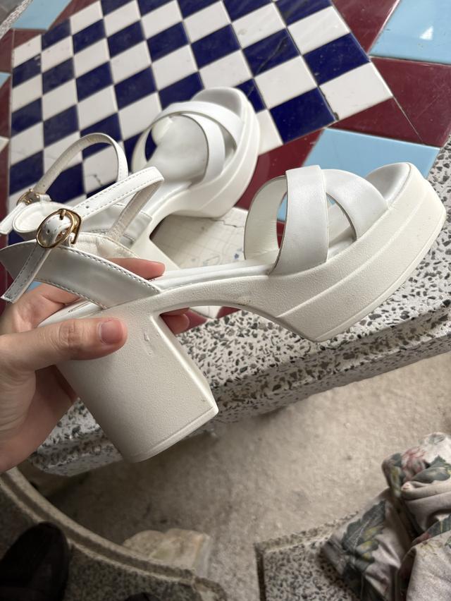 รองเท้าส้นสูงสีขาวส้นตึก