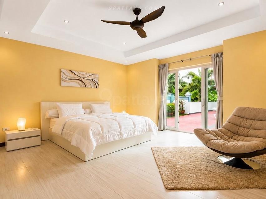 Siam Royal View Pattaya, an exclusive residential project positioned on one of Pattaya’s high viewpoints. Spacious private residence with large living 5