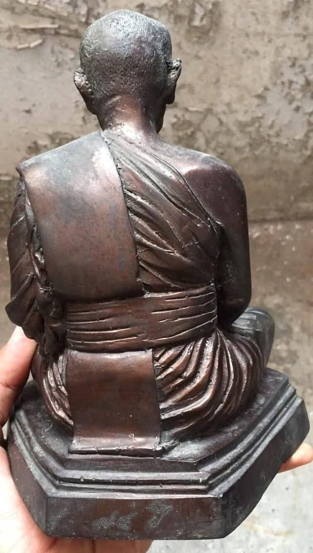 #พระบูชาสร้างในวาระหลวงปู่วรพรตวิธาน(พันธ์ ติสฺโส) อายุ94ปี พ.ศ.2538 องค์นี้ผิวหิ้งๆบ้านๆปิดทองเก่าใต้ฐานฝังพระสมเด็จเก่าครับ