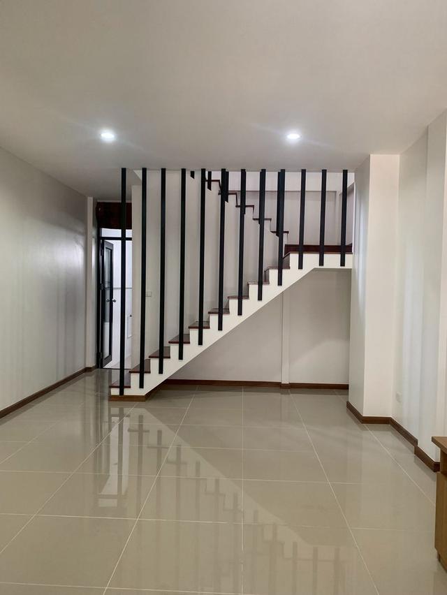 ขาย : ทาวน์เฮาส์ 4 ชั้น,เนื้อที่ 17 ตรว. หมู่บ้าน เฮาส์ 35 แจ้งวัฒนะ ถนนแจ้งวัฒนะ 35 ตำบลคลองเกลือ อำเภอปากเกร็ด จังหวัดนนทบุรี 3