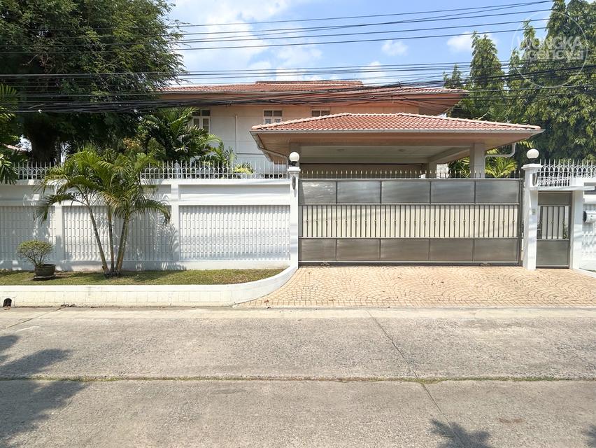 ขายบ้านเดี่ยว หมู่บ้านเมืองทอง 2 โครงการ 3 พัฒนาการ 53 สไตล์ Old Money ออกแบบโดยสถาปนิกชั้นนำ ขนาด 158 ตร.วา ใกล้รถไฟฟ้าหัวหมาก 2 สาย 1