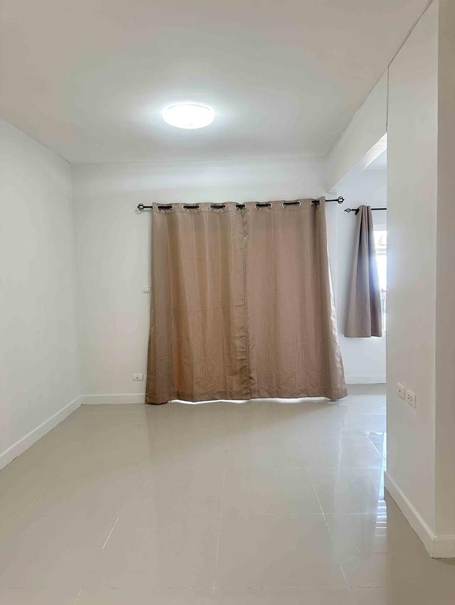 ให้เช่าทาวเฮ้าส์ 2 ชั้น หมู่บ้านยูนิโอทาวน์ ลำลูกกาคลอง4 ใกล้โรงเรียนแย้มสะอาด พื้นที่ 20 ตร.วา 3นอน 2น้ำ 1ครัว จอดรถ1คัน แอร์2ตัว ราคาเช่า 11,000 บ./ 4