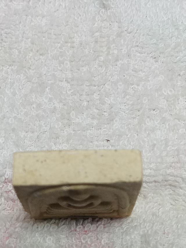 พระสมเด็จ หลวงพ่อรักษ์ วัดสุทธาวาสวิปัสสนา จ.อยุธยา รุ่นเบิกฟ้า เนื้อผงพุทธคุณฝังตะกรุดมหานิยม ๑ ดอก ปี ๒๕๕๒ 6