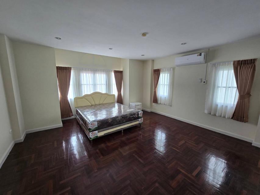 หมู่บ้านเพอร์เฟค เพลส รามคำแหง ซอยเคหะร่มเกล้า 64 บ้านเดี่ยวให้เช่า (ต้นโครงการ) 72 ตารางวา 4 ห้องนอน 3 ห้องน้ำ บ้านสวยพร้อมเข้าอยู่ 8