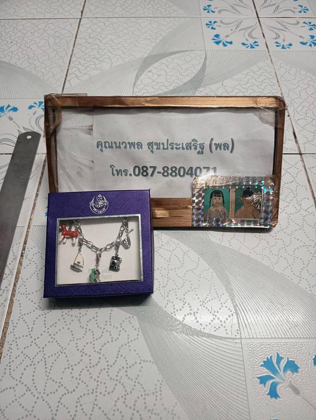 สร้อยข้อมือพร้อมจี้ 5 ชิ้น ของมูลนิธิศิริราช