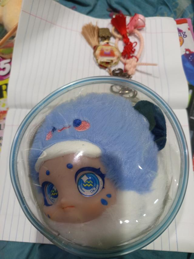 ตุ๊กตาในภาพคือพวงกุญแจกล่องสุ่ม Circe Twelve Constellation Series (คอลเลกชัน 12 ราศี) โดยตัวในรูปคือ ราศีกุมภ์ (Aquarius) รูปที่ 2