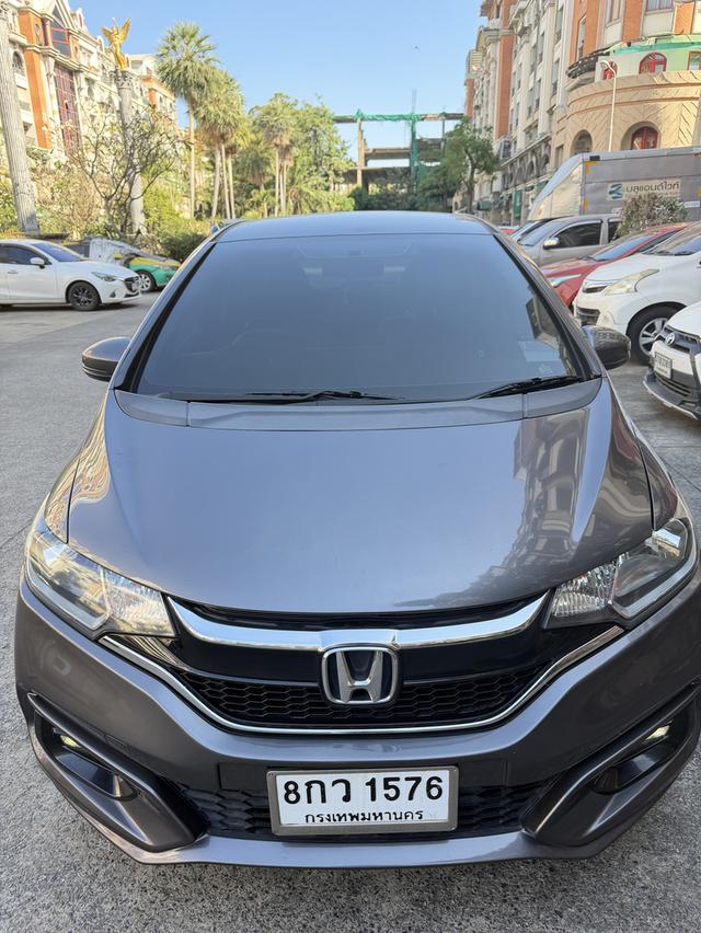 Honda JAZZ ปี2019รถบ้านเจ้าของขายเอง ไมล์เพียง74445โล เข้าศูนย์ตลอด 370000