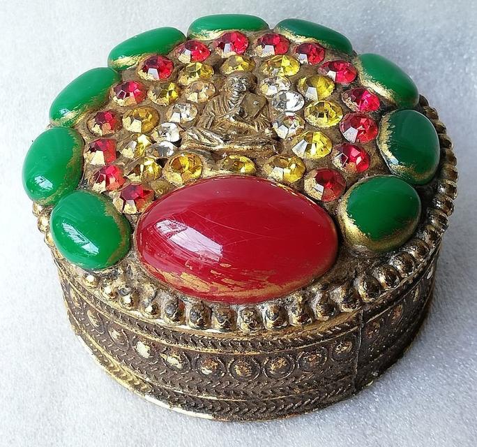 ตลับสมเด็จโตลายไทย ประดับพลอยสีเคลือบทอง-ตลับพระสมเด็จโตลายฉลุทรงหัวใจ