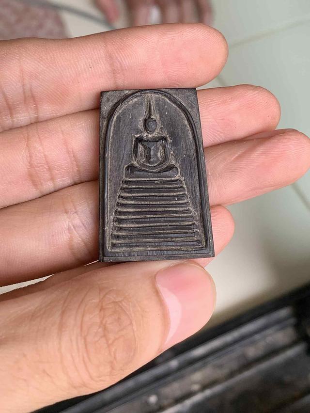 สมเด็จไม้งิ้วดำแกะ หลวงพ่อกวย