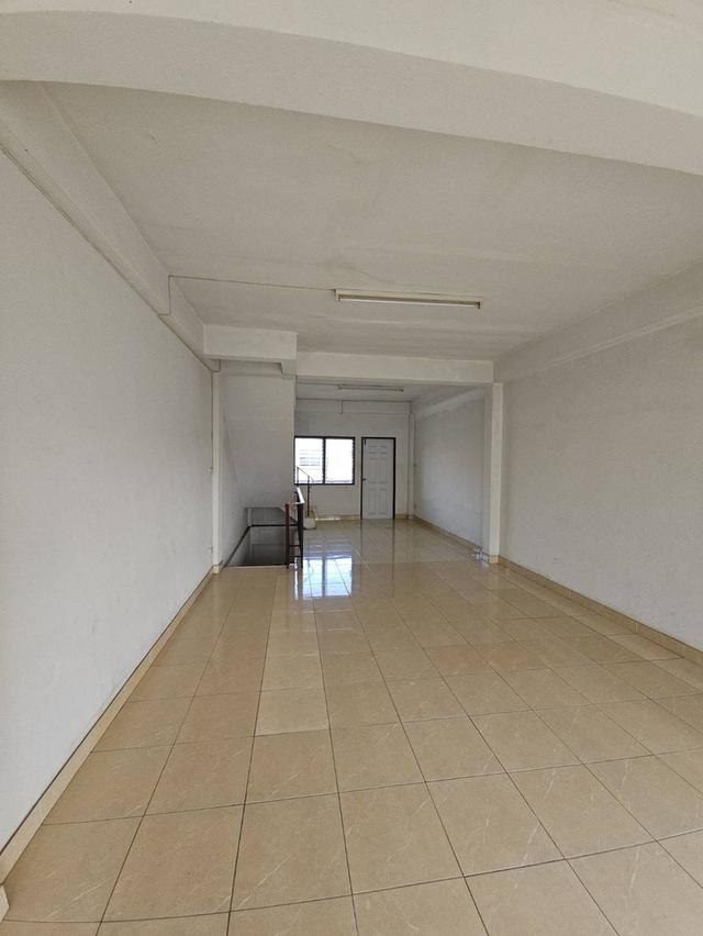 ให้เช่าอาคารพาณิชย์ 4 ชั้นมีดาดฟ้าต่างหาก ติดกับ กศน. ตรงข้ามสวนสาธารณะและสนามกีฬา มีที่จอดรถ ราคา 15,000 ต่อเดือน สนใจติดต่อคุณเก๋ง 0813567891 12