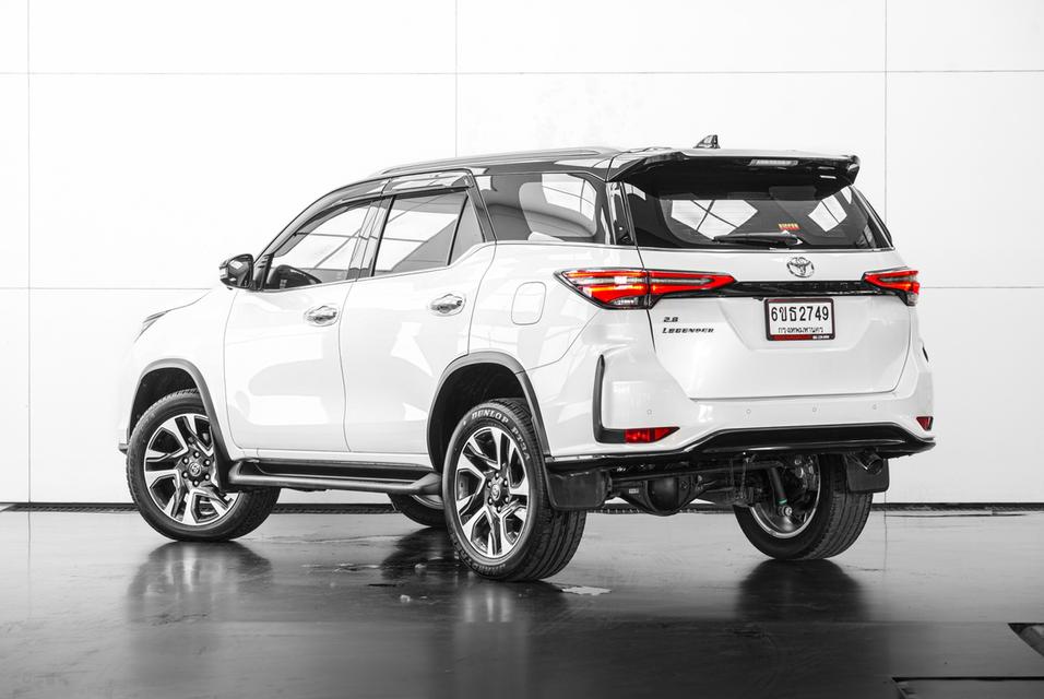 2020 TOYOTA FORTUNER 2.8 LEGENDER BLACK TOP 2WD SUV สีขาว-ดำ เลขไมล์ 80168 กม.