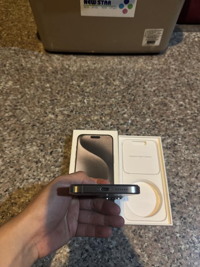 ขายๆๆๆถูกๆๆไอโฟน15ProMaxสีใหม่Natural Titanuim 512กิ๊กมีกล่องอีมี่ตรงสูนTrueสภาพสวยๆใช้งานปกติหมดทุกๆฟังชั่นเครื่องรีสโตได้ตลอดไม่มีติดไอคราว  สภาพ: 4