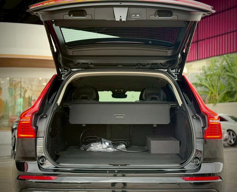 VOLVO XC60 2.0 RECHARGE T8 R-DESIGN AWD ปี 2022 โฉม ปี14-ปัจจุบัน สีดำ รูปที่ 18