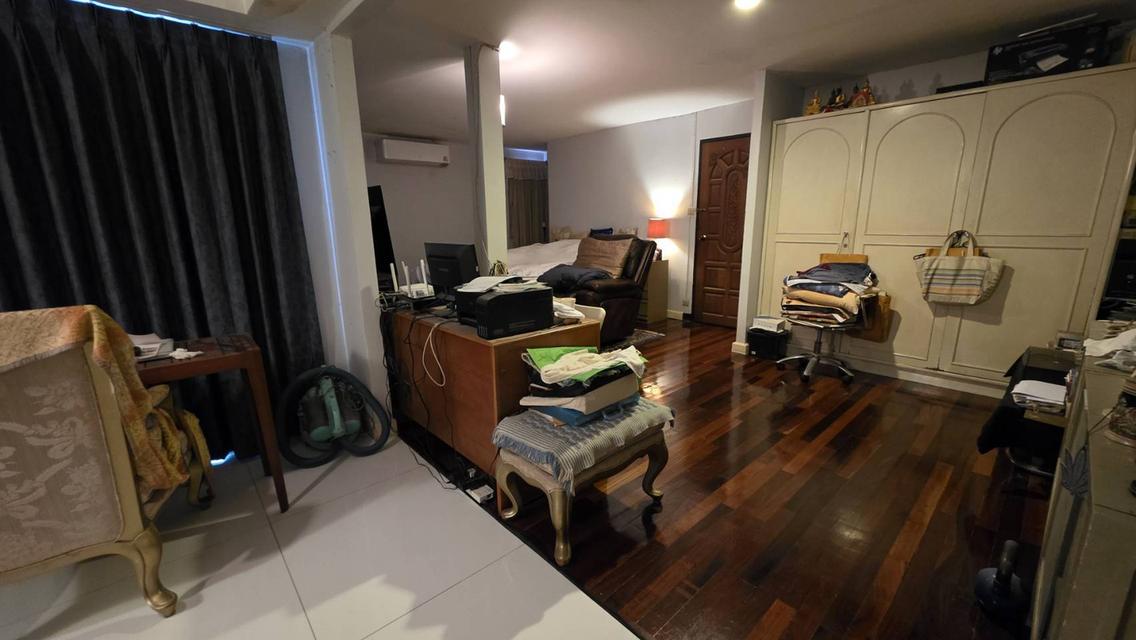 ขายบ้านเอกมัย 22 ซอยเยาวราช สุขุมวิท ที่ดิน 42 ตร.ว สภาพแวดล้อมน่าอยู่ ถนนกว้าง เข้าออกได้ทั้งเอกมัย ปรีดีพนมยงค์ ใกล้ BTSทองหล่อ Sukhumvit Ekkamai 10