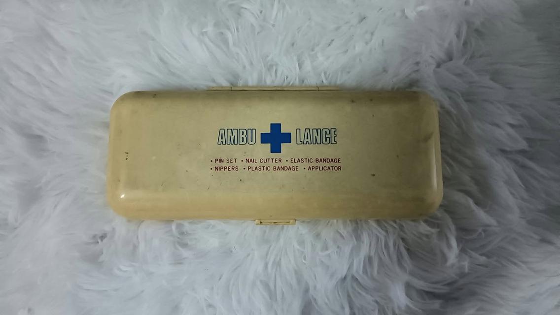 ชุดปฐมพยาบาลพกพาวินเทจ (Vintage Mini First Aid Kit / Portable First Aid Set) แบรนด์ AMBULANCE งานพลาสติกมือสองญี่ปุ่นครับ