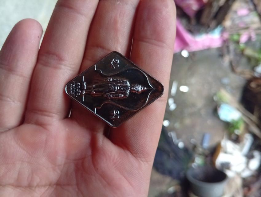 สมเด็จพระนารายณ์มหาราช เนือกะไหล่ทอง-เนื้อทองแดง เหรียญนี้มีลักษณะเป็นทรงข้าวหลามตัด