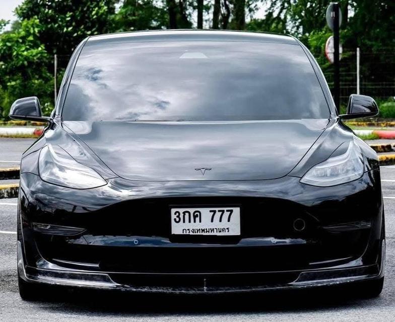 Tesla Model 3 สีดำ