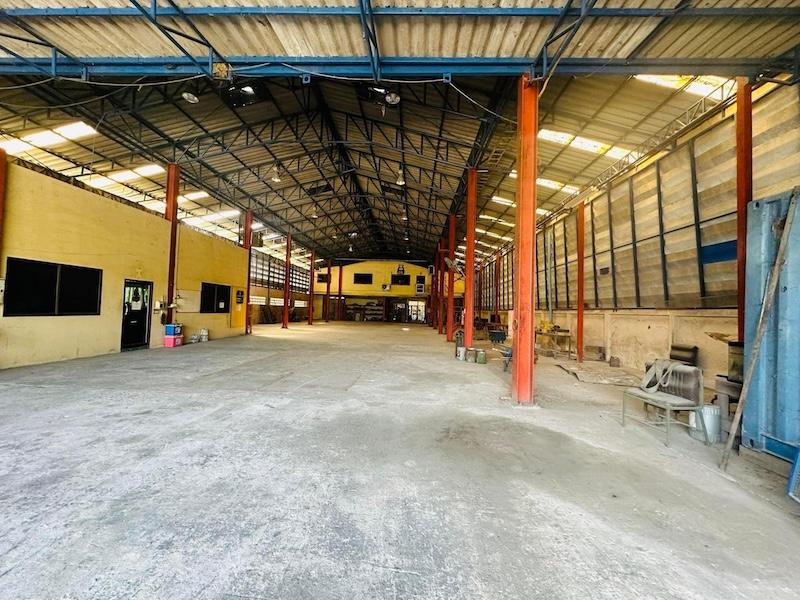 ขายที่ดินพร้อมสิ่งปลูกสร้าง โกดัง-โรงงาน เนื้อที่ 2-2-35ไร่ ติดถนนทำเลดี ใกล้บ้านหัวกุญแจ ตำบลคลองกิ่ว อำเภอบ้านบึง ชลบุรี มีโรงรถ บ้านพักคนงาน 6