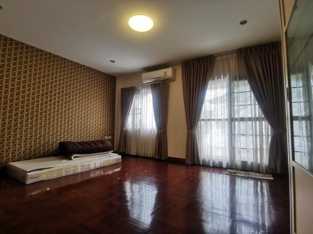 ให้เช่าทาวน์โฮม 3 ชั้น โครงการบ้านกลางเมือง รัชดา-ลาดพร้าว มี3ห้องนอน4ห้องน้ำ ราคาเช่าเดือนละ 30,000 บาท/เดือน (จดทะเบีย 4