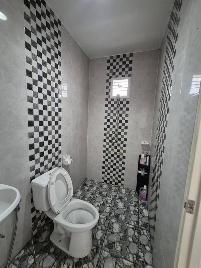 บ้านเดี่ยว 50 ตรว 2 ห้องนอน ติดแอร์ทั้ง 2ห้อง 2 ห้องน้ำ เครื่องทำน้ำอุ่น 1ตัว 1 ห้องโถง 1 ครัว มุ้งลวด แหล็กดัด ผ้าม่านอย่างหนากัน UV  จอดรถยนต์ได้ 2 13