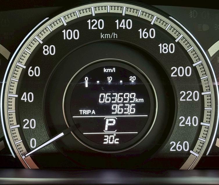 HONDA ACCORD 2.4 EL ปี2017 รถมือเดียว ออกห้างป้ายแดง 13