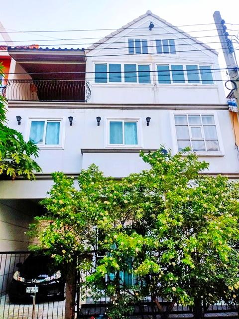 วิวตึกสูง อิมแพ็ค อารีน่า 1.5กม. MRT เมืองทองธานี 2.7 กม. ให้เช่าทาวน์โฮมสไตร์ยุโรป 3 ชั้น 3 น้ำ โฮมออฟฟิศ พร้อมเฟอร์ 3  6