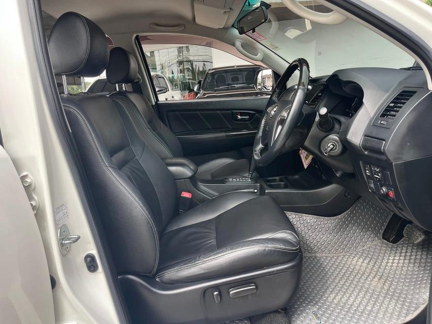ปี 2014 TOYOTA FORTUNER 2.5 Vสีขาว เกียร์ออโต้ รถสวยมือเดียว ขับเคลื่อน2ล้อ